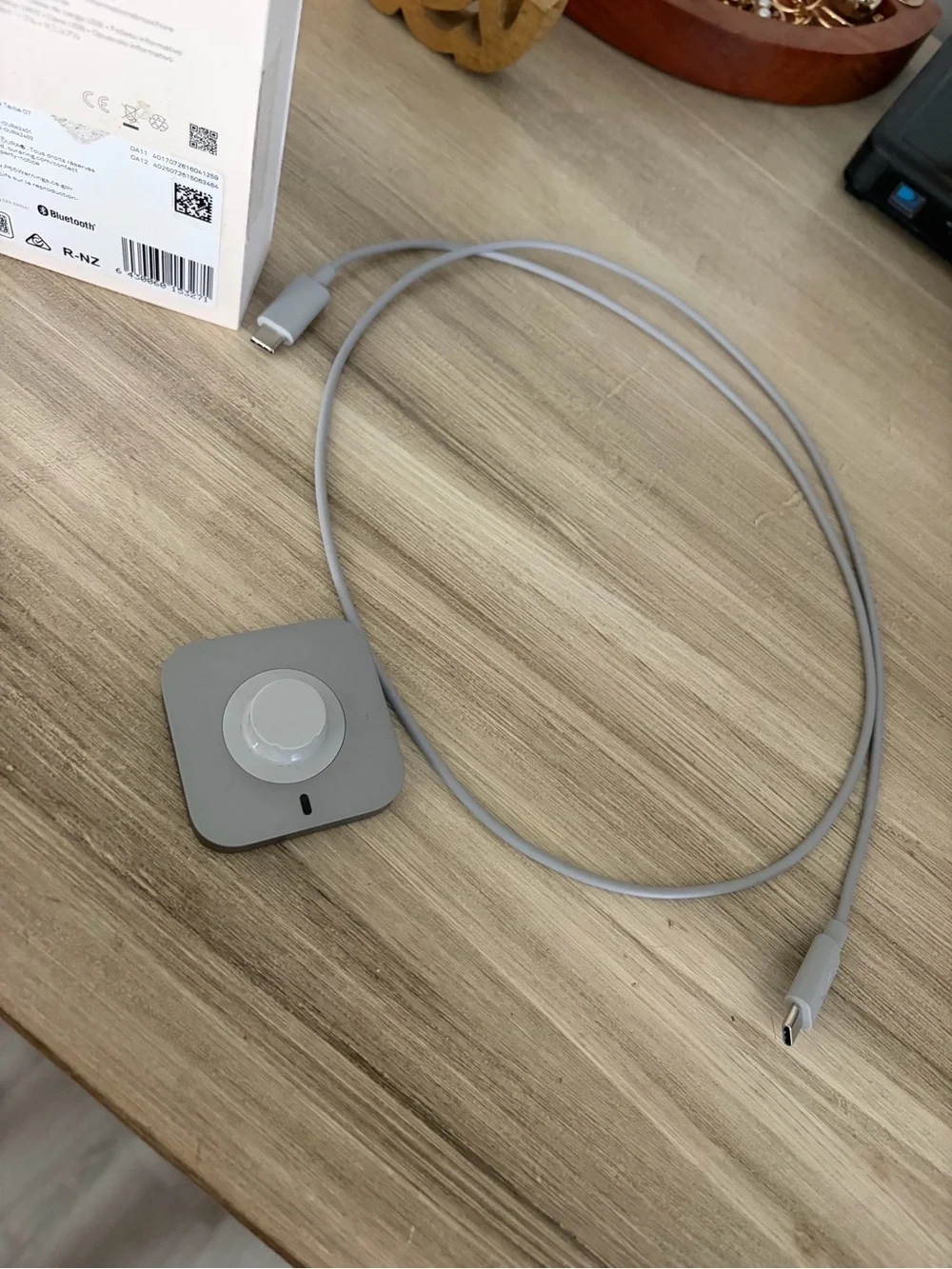 Oura Gen 4 Size 7 Gold with Charging Dock & Gray USB-C Cable